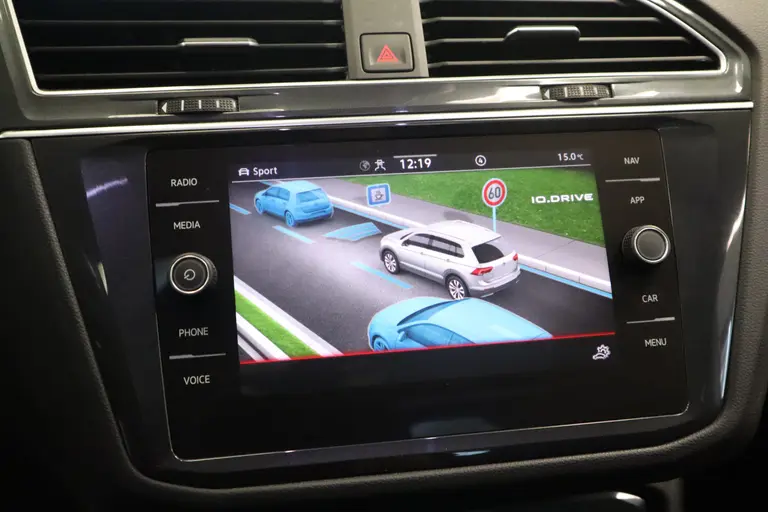 Volkswagen Tiguan 1.5 TSI R-Line Business+ BlackStyle Panoramadak IQ-light Harman/Kardon afbeelding 21