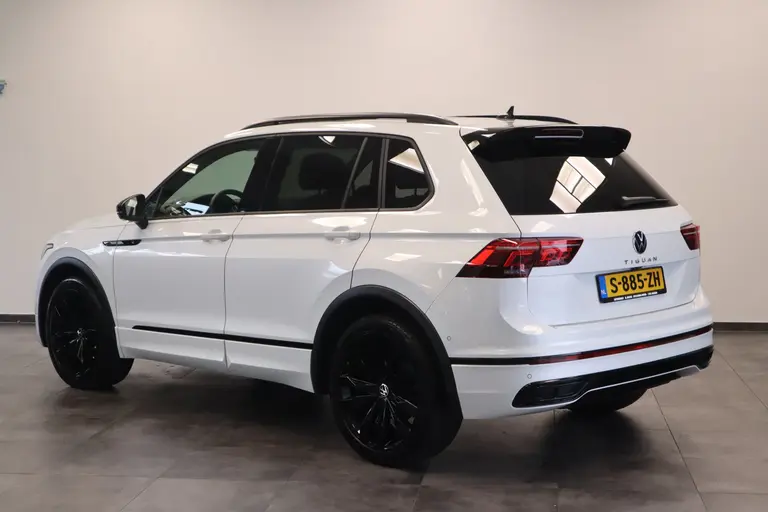 Volkswagen Tiguan 1.5 TSI R-Line Business+ BlackStyle Panoramadak IQ-light Harman/Kardon afbeelding 3