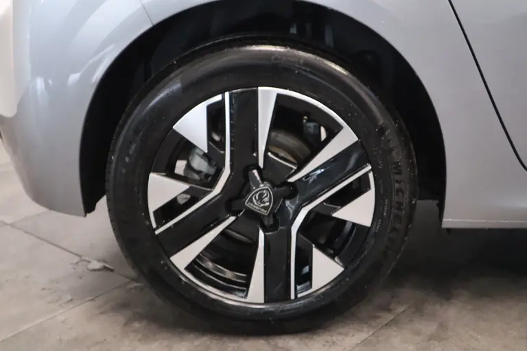 Peugeot 208 Hybrid 100 e-DCS6 Allure Navigatie Climate Control Cruise Control 24 maanden garantie mogelijk (*vraag naar de voorwaarden) afbeelding 4