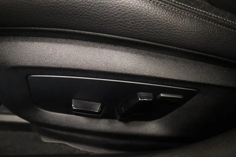 BMW 5 Serie Touring 520i High Executive Navigatie CruiseControl 18LMV Stoel / Stuur verwarming el trekhaak 24 maanden garantie mogelijk (*vraag naar de voorwaarden) afbeelding 11