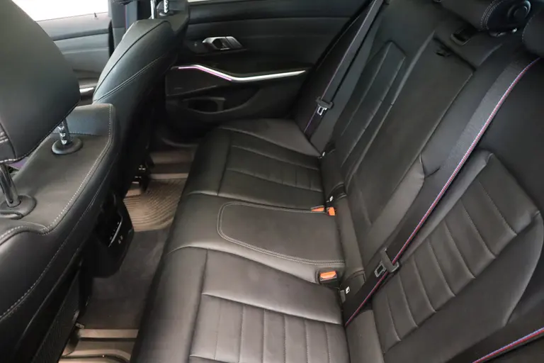 BMW 3-serie 320e ACC PDC Head-UP Panoramadak Harman&Kardon Carbon 20''LM Individual Performance 400PK 24 maanden garantie mogelijk (*vraag naar de voorwaarden) afbeelding 24