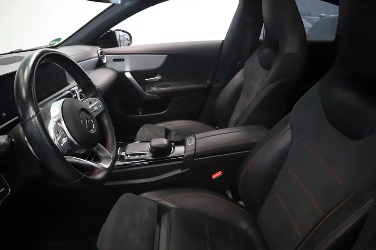 Mercedes-Benz CLA-Klasse 180 AMG Business Solution Luxury Sfeer verlichting Panoramadak, Ambi light, Navigatie, 18LMV, Matte kleur 24 maanden garantie mogelijk (*vraag naar de voorwaarden) afbeelding 9