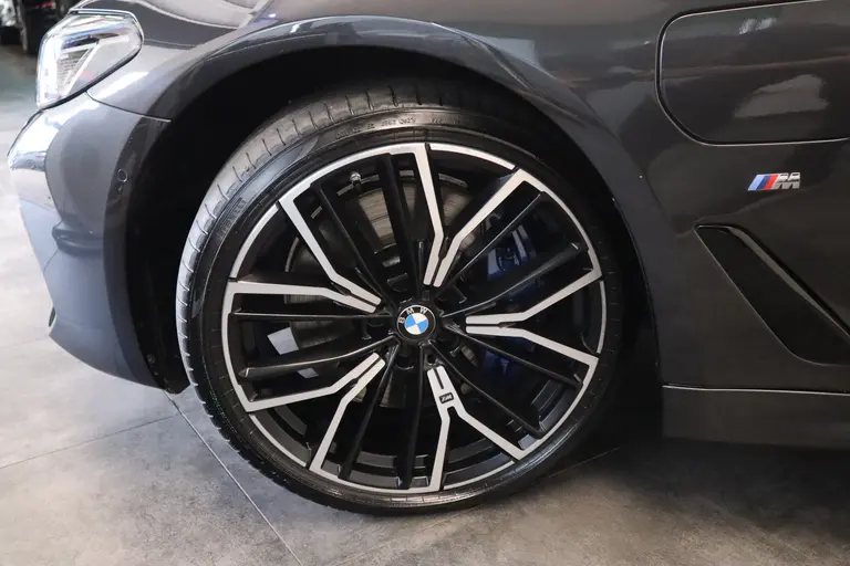 BMW 5 Serie 545e xDrive High Executive Edition M-sport Schuif/kantel dak Harman/Kardon afbeelding 4