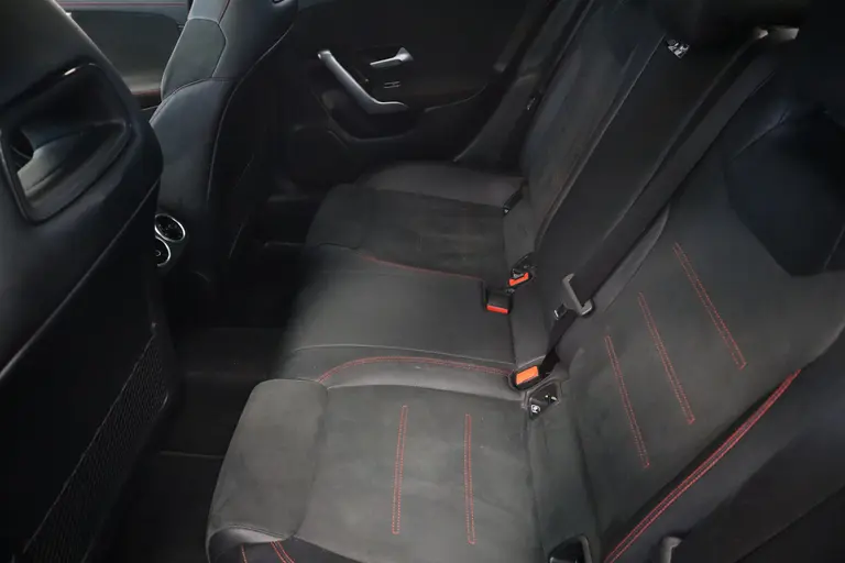 Mercedes-Benz CLA-Klasse 180 AMG Business Solution Luxury Sfeer verlichting Panoramadak, Ambi light, Navigatie, 18LMV, Matte kleur 24 maanden garantie mogelijk (*vraag naar de voorwaarden) afbeelding 25