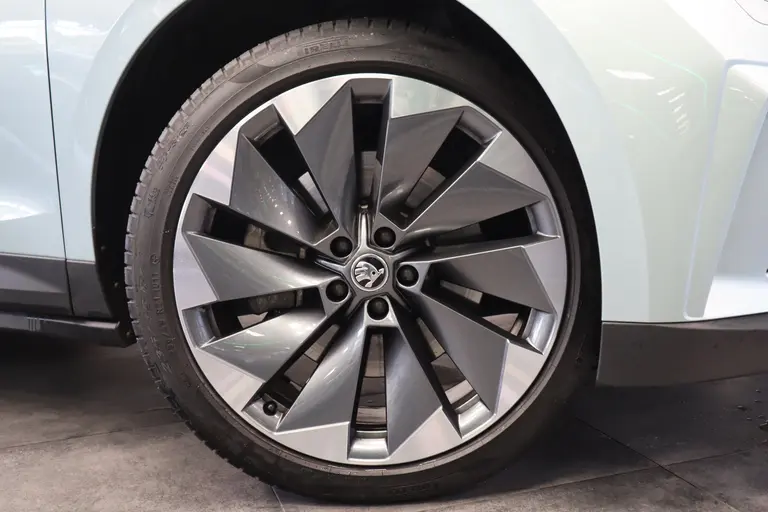 Skoda Enyaq iV 80 First Edition High Panoramadak HUD VCP Navi Clima Cruise Camera 21"LM 24 maanden garantie mogelijk (*vraag naar de voorwaarden) afbeelding 4