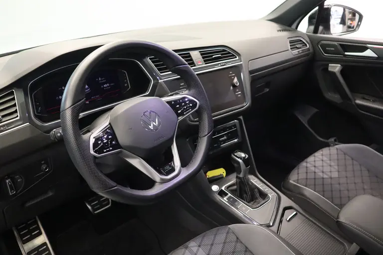 Volkswagen Tiguan 1.5 TSI R-Line Business+ BlackStyle Panoramadak IQ-light Harman/Kardon afbeelding 12