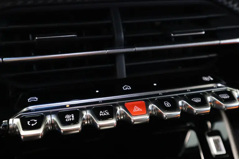 Peugeot 2008 1.2 PureTech 130 GT Dab+ PDC  VCP 17LMV  130PK Navigatie 24 maanden garantie mogelijk (*vraag naar de voorwaarden) afbeelding 16