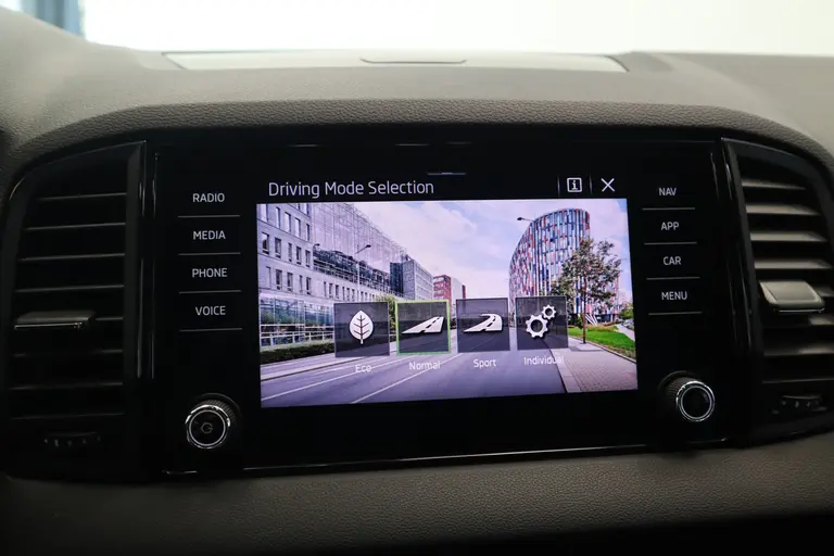Skoda Karoq 1.5 TSI ACT Sportline Business CruiseControl Trekhaak Full-led 24 maanden garantie mogelijk (*vraag naar de voorwaarden) afbeelding 18