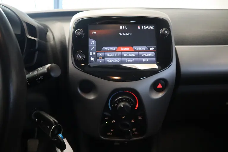 Toyota Aygo 1.0 VVT-i x-play limited Cabrio Carplay afbeelding 9