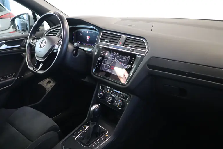 Volkswagen Tiguan Allspace 1.5 TSI Highline Business R 7-Persoons Panoramadak Navigatie Camera CruiseControl afbeelding 26