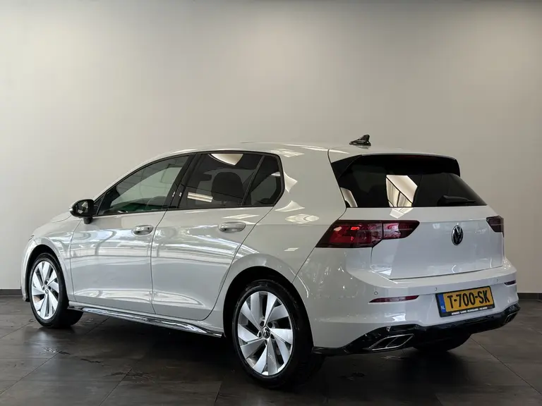Volkswagen Golf 1.5 TSI Highline Business R 150pk Panorama Navigatie Sfeerverliching DAB+ Apple Carplay Cruise Control 17LMV afbeelding 3