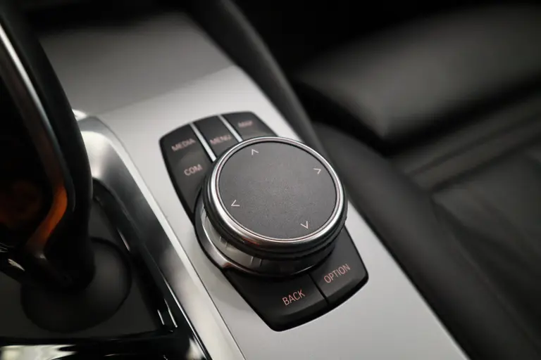 BMW 5 Serie 520i Corporate Lease High Executive Connect drive Navigatie PDC Cruise Control 18LMV Vol Leder afbeelding 22